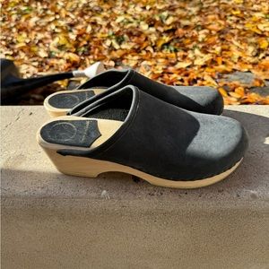 No. 6 Old School Clogs in Black